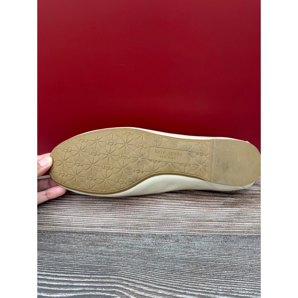 Kate Spade Carson Ballet Flats 8.5 Ivory Patent Leather Bow Spade Charm - Picture 5 of 6